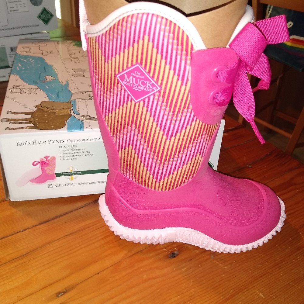 New muck boots girls Sz 5 pink halo